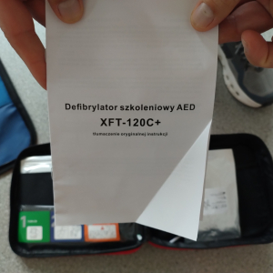 Uczniowie klasy 8 uczą się udzielania pierwszej pomocy na defibrylatorze  szkoleniowym AED XFT-120+ 