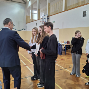 Pan wicedyrektor Andrzej Sus wręcza nagrody naszym uczniom