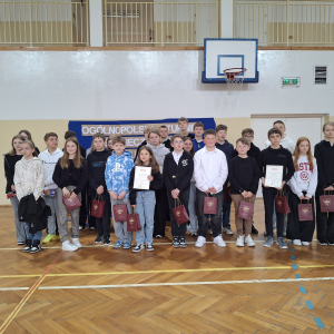 Uczniowie pozują do zdjęcia