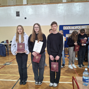 Uczniowie pozują do zdjęcia