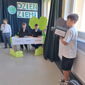 Studio Wiadomości Kamerzysta Filip filmuje pracę prezenterów oraz reportera Kornela podczas wydania specjalnego.