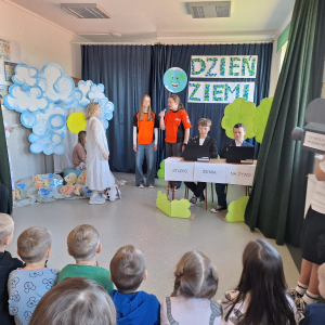 Wielkie wejście Królowej Zimy  Królowa Zima wkracza na scenę z planem zawładnięcia wszystkimi miesiącami roku.