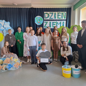Wszyscy młodzi artyści dumnie prezentują się na scenie po zakończonym występie.
