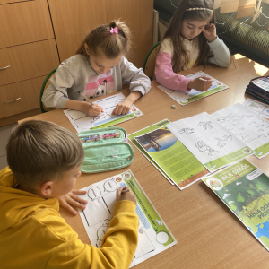 Dzieci uzupełniają karty pracy