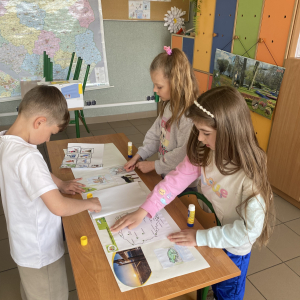 Uczniowie wspólnie podsumowują zajęcia 