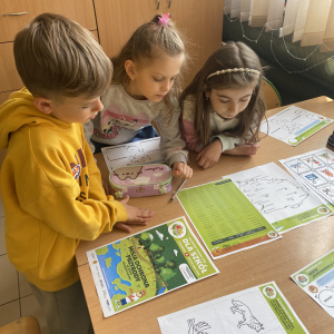 Uczniowie wyszukują parki narodowe na mapie Polski