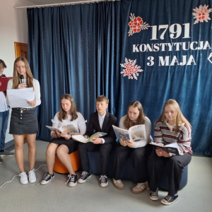 Uczniowie klasy VII występują na akademii z okazji 235 rocznicy uchwalenia Konstytucji 3 Maja