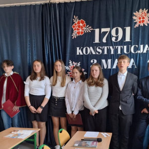 Uczniowie klasy VII występują na akademii z okazji 235 rocznicy uchwalenia Konstytucji 3 Maja