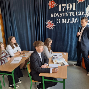 Uczniowie klasy VII występują na akademii z okazji 235 rocznicy uchwalenia Konstytucji 3 Maja