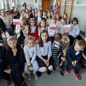 Społeczność szkolna ogląda występ uczniów klasy VII występują na akademii z okazji 235 rocznicy uchwalenia Konstytucji 3 Maja