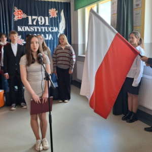 Uczniowie klasy VII występują na akademii z okazji 235 rocznicy uchwalenia Konstytucji 3 Maja