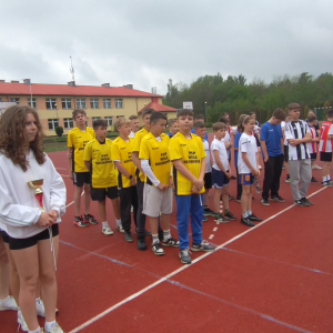 Zawodnicy stoją na zbiórce podczas ogłaszania wyników