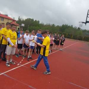Fabian odbiera puchar za zajęcie II miejsca w czwórboju lekkoatletycznym