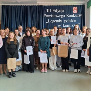Uczniowie, opiekunowie i organizatorzy konkursu pozują do wspólnego zdjęcia