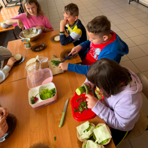 Uczniowie przygotowują zdrowe śniadanie