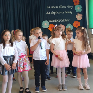 Grupa uczniów deklamuje swoje wiersze.