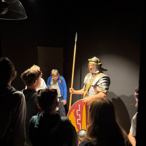 Uczniowie zwiedzają Muzeum Starożytnego Hutnictwa Świętokrzyskiego