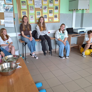 Dzieci biorą udział w różnych grach i konkursach