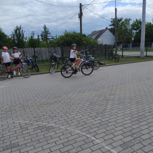 Uczennica zdaje egzamin na kartę rowerową