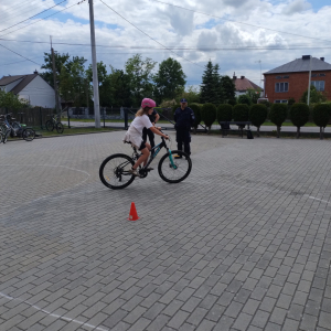 Uczennica zdaje egzamin na kartę rowerową