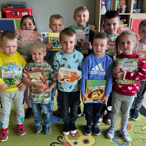 Dzieci z zerówki prezentują swoje książeczki.