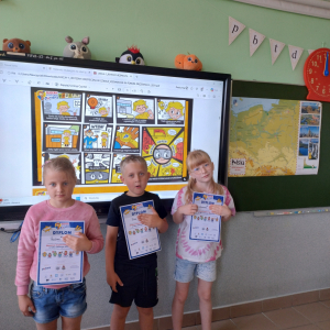 Pierwszaki z dyplomami pozują do wspólnego zdjęcia 