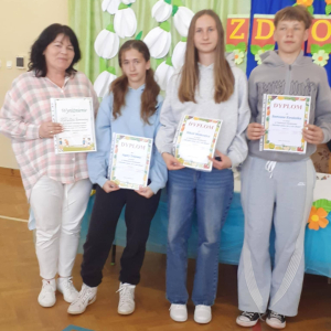 Uczniowie PSP w Woli Rusinowskiej prezentują otrzymane dyplomy