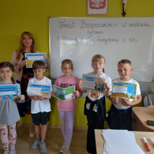 Pani psycholog przeprowadza pogadankę o bezpieczeństwie cyfrowym