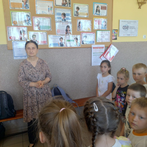 Pani pedagog przypomina uczniom Standardy Ochrony Małoletnich