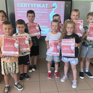 Dzieci prezentują dyplomy. 