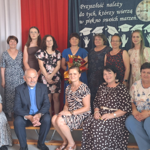 Grono pedagogiczne pozuje do pamiątkowego zdjęcia.