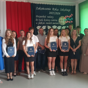 Uczniowie klasy VIII pozują do wspólnego zdjęcia z wychowawczynią, Panią Dyrektor i Rodzicami.