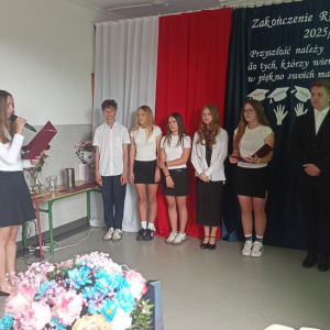 Uczniowie klasy VII składają życzenia ósmoklasistom.