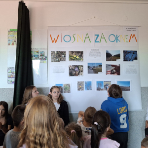 Uczniowie klasy 4 prezentują projekt Wiosna za oknem.