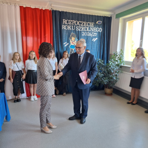 Pan Wójt Jerzy Wilk składa gratulacje z okazji objęcia stanowiska dyrektora szkoły