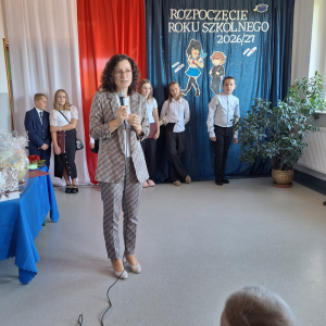 Pani Dyrektor Agnieszka Motylska przemawia na akademii z okazji rozpoczęcia nowego roku szkolnego