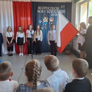 Wszyscy zgromadzeni na uroczystości śpiewają hymn państwowy