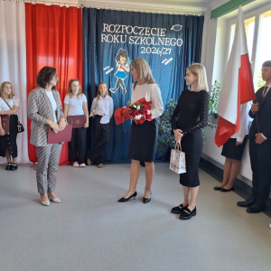 Przedstawiciele Rady Rodziców składają gratulacje pani dyrektor