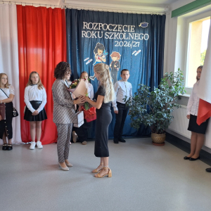 Przedstawicielka Rady Pedagogicznej składa gratulacje nowej pani dyrektor 