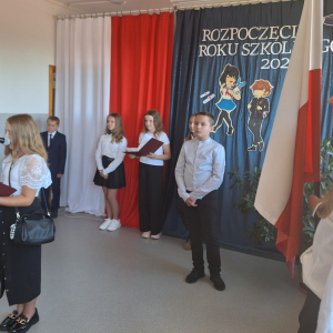 Uczniowie klasy V biorą udział w akademii z okazji rozpoczęcia nowego roku szkolnego