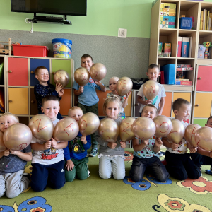 Przedszkolaki pozują z balonami.