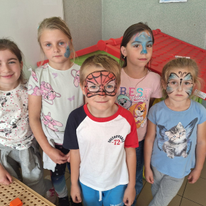 Dzieci biorą udział w różnorodnych konkurencjach i zabawach.