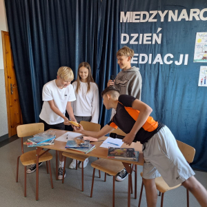 „Oto nasz Szkolny Klub Mediatorów Rówieśniczych w pełnym składzie!”  Młodzi, zaangażowani i gotowi nestorzy spokoju w naszej szkole: Bartosz, Szymon, Cyprian, Marika, Agata, Anna, Kamila, Nikola, Gabriela oraz Sara. To właśnie oni na co dzień pomagają rówieśnikom w budowaniu mostów porozumienia i rozwiązywaniu konfliktów!