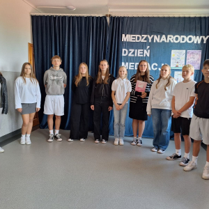 „Sztuka kompromisu w praktyce!”  Finał pierwszej scenki pt. „Ostatnia drożdżówka” – zamiast kłótni na korytarzu, uśmiech i uczciwy podział słodkiej bułki na pół. Nasi uczniowie udowodnili, że spokojna rozmowa potrafi rozwiązać nawet najbardziej emocjonujący spór!