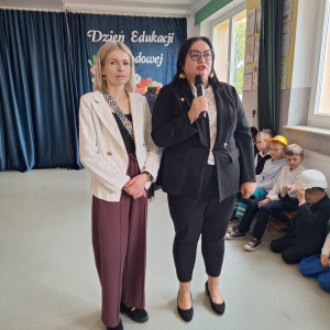 Przedstawicielki Rady Rodziców składają kadrze pedagogicznej życzenia.