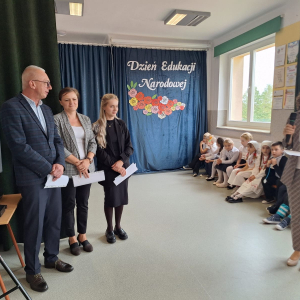  Pani Dyrektor składa gratulacje pracownikom na DEN.