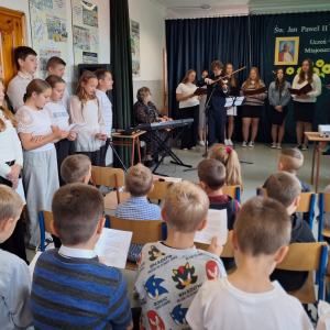Uczniowie śpiewają "Barkę"