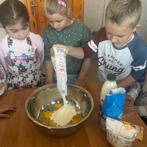  Uczeń wsypuje mąkę w celu przygotowania ciasta naleśnikowego.