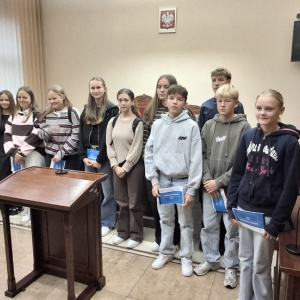 Opiekunka klubu, Pani Sylwia Koniuszy, ze swoimi podopiecznymi na sali rozpraw. Bezcenne doświadczenie dla naszych młodych mediatorów!