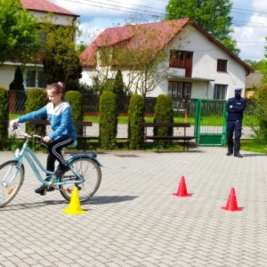 Uczennica kl. V zdająca egzamin na kartę rowerową